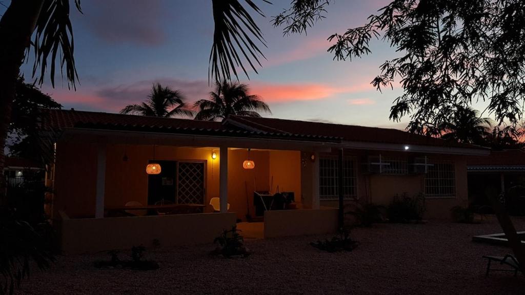 Villa Dushi Arembos, 6 persons, private pool, comfortable car, tropical garden
