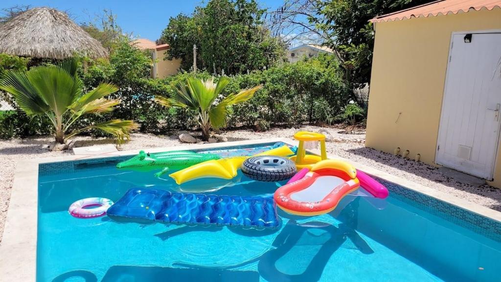 Villa Dushi Arembos, 6 persons, private pool, comfortable car, tropical garden
