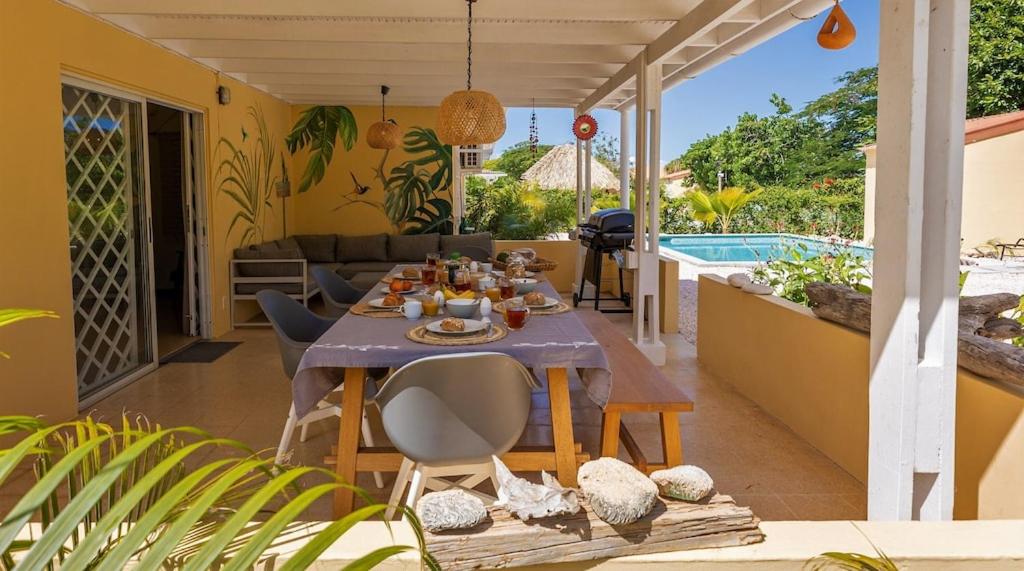 Villa Dushi Arembos, 6 persons, private pool, comfortable car, tropical garden