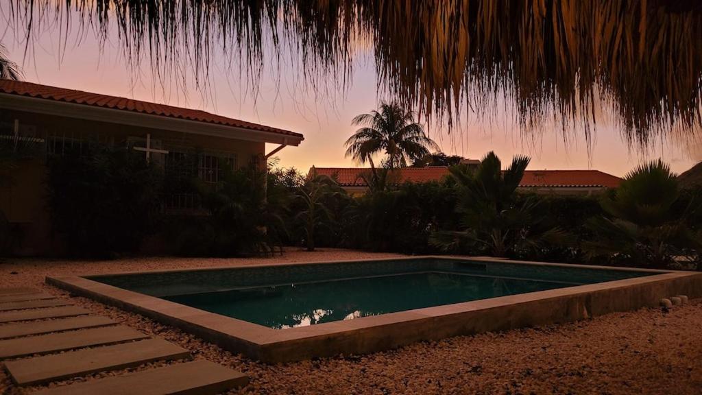 Villa Dushi Arembos, 6 persons, private pool, comfortable car, tropical garden