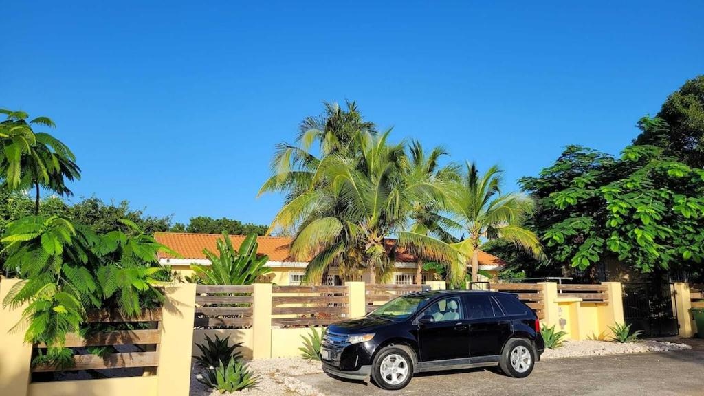Villa Dushi Arembos, 6 persons, private pool, comfortable car, tropical garden