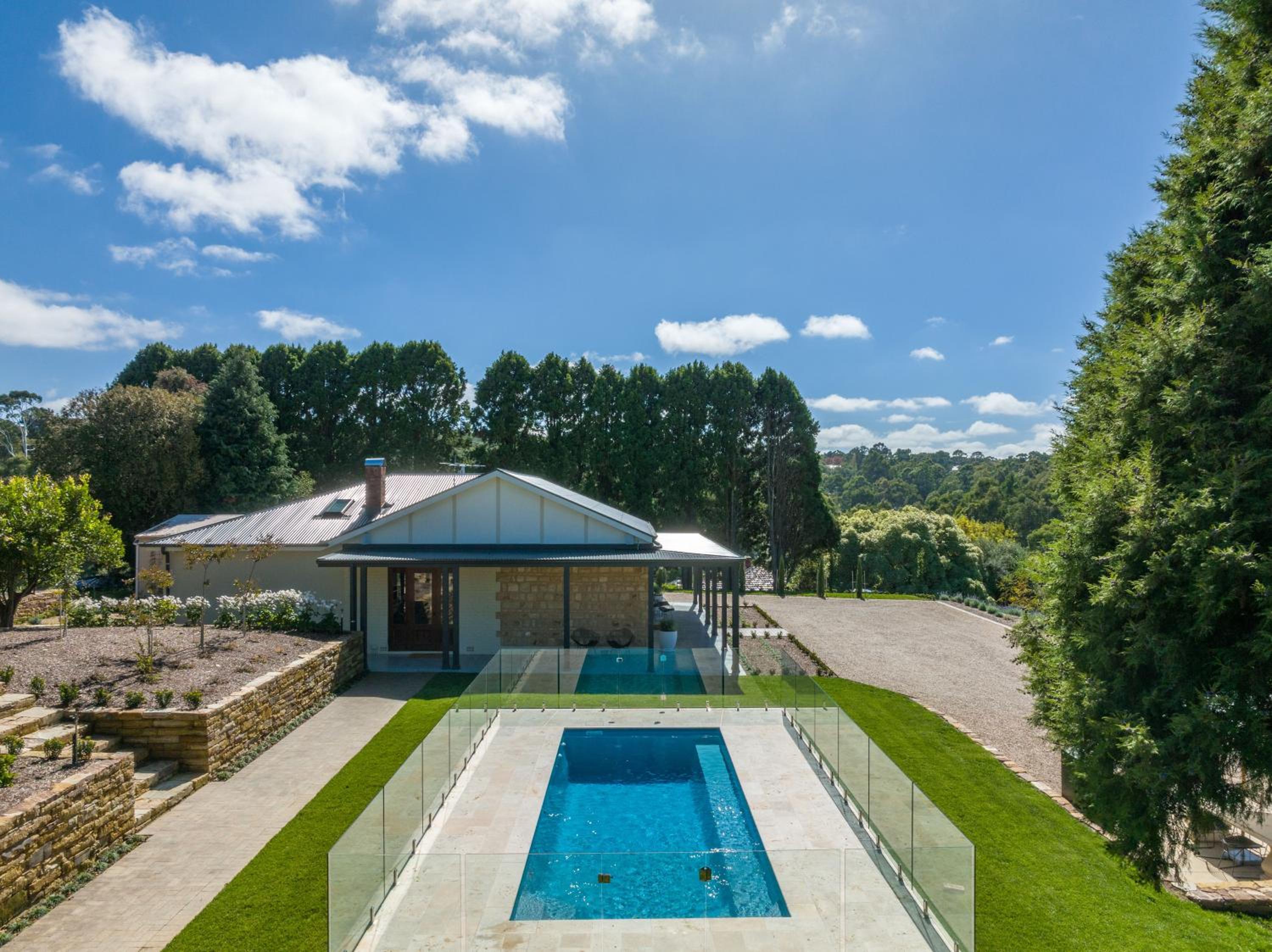 Adelaide Hills luxury cottage spectacular views