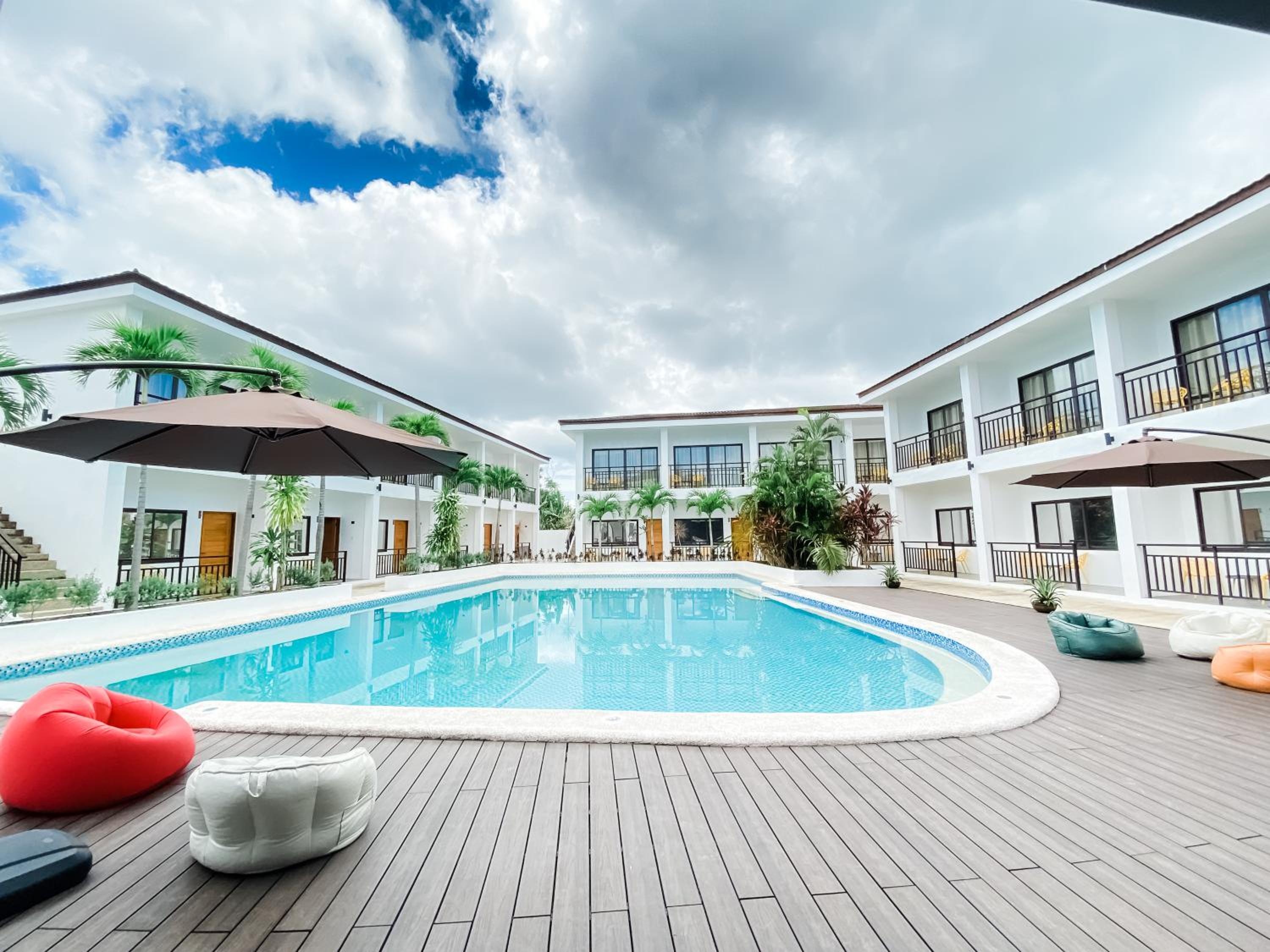 Holabay Resort