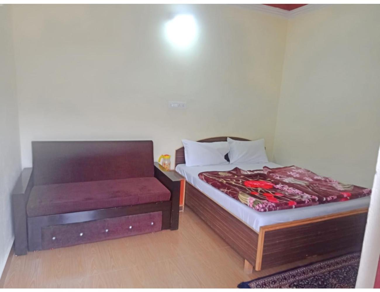 Hotel Gadwal Palace, Barkot view 3