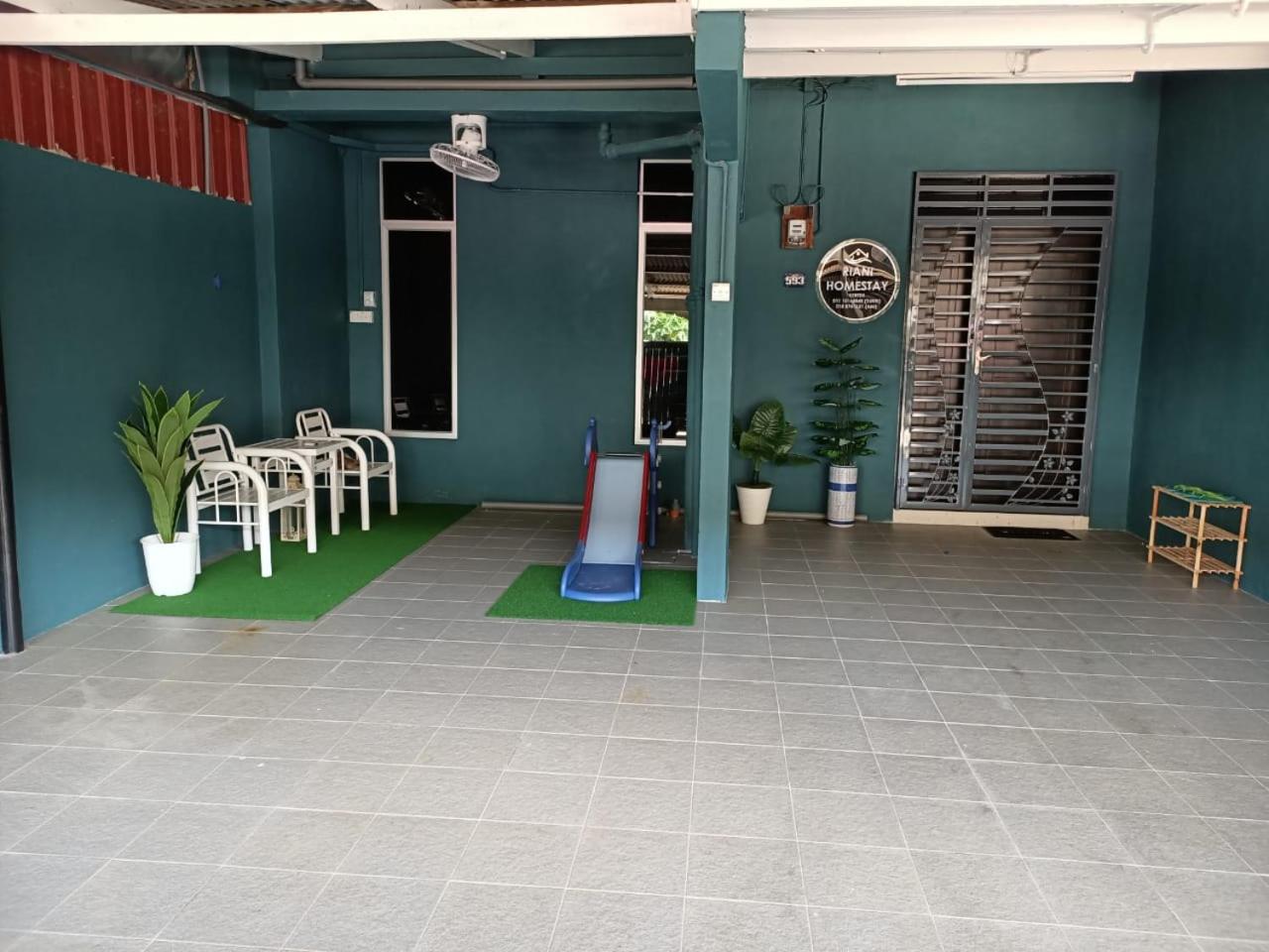 RIANI HOMESTAY