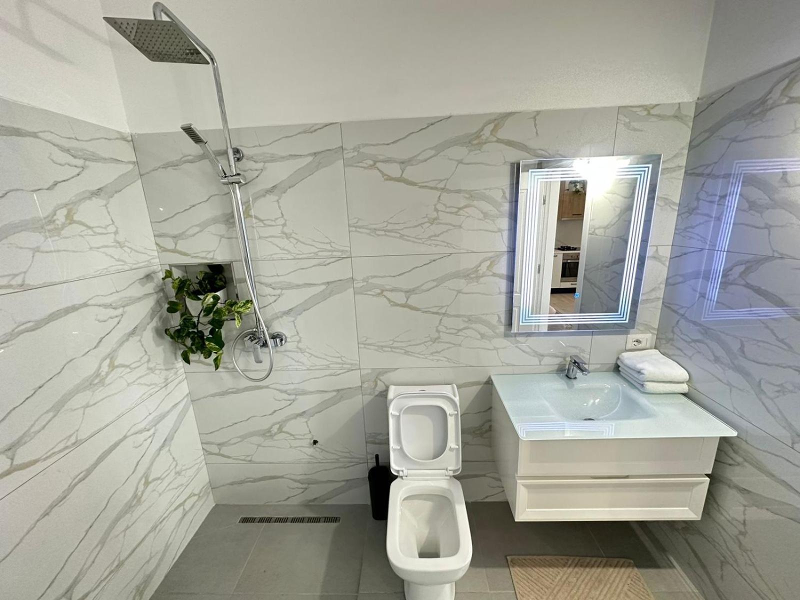 Perla Luxury Apartment - Private Patio & Parking