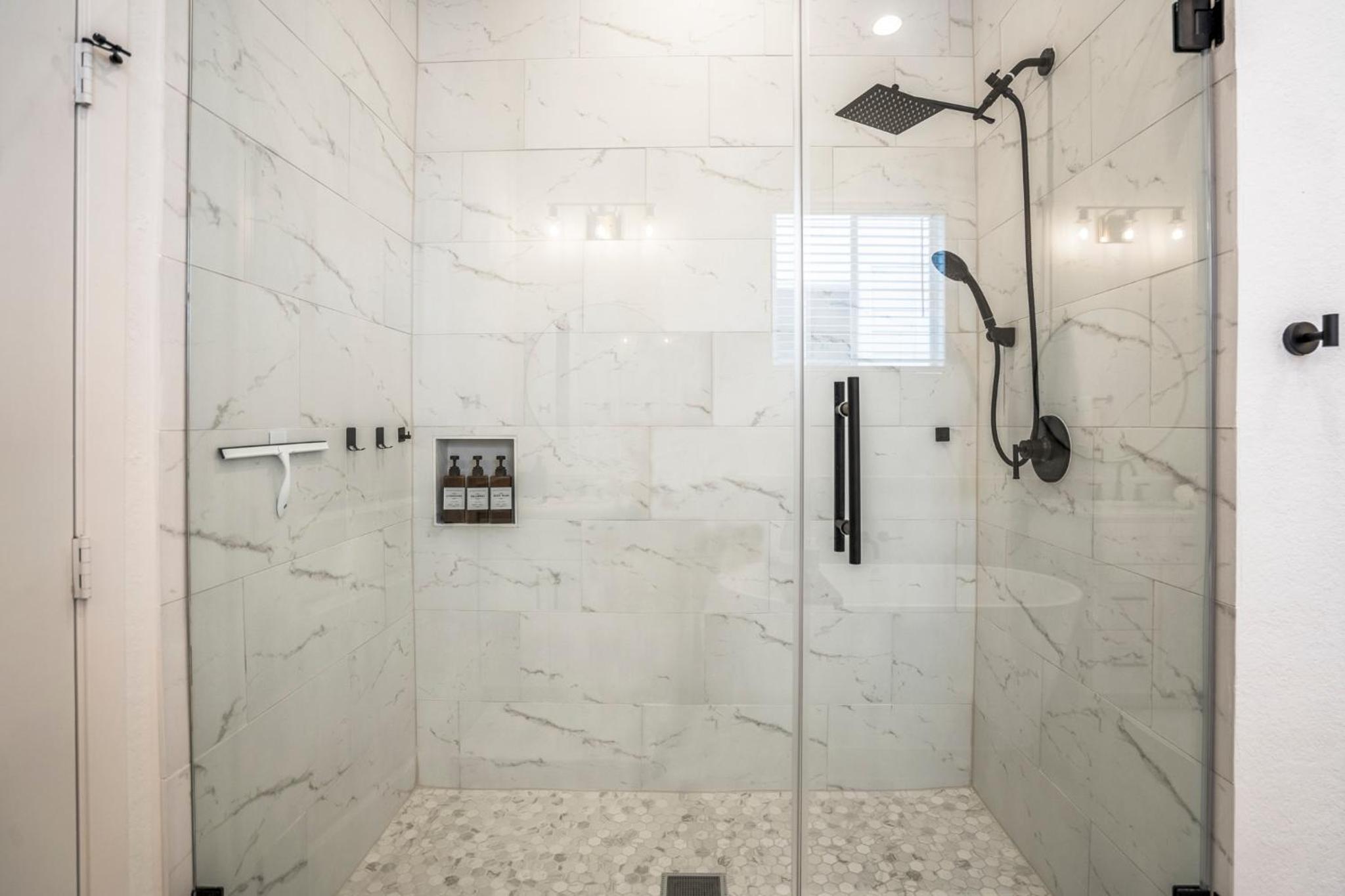 Luxury Gated Home 4bds 3 full baths 5 TVs King 7min to Downtown view 5