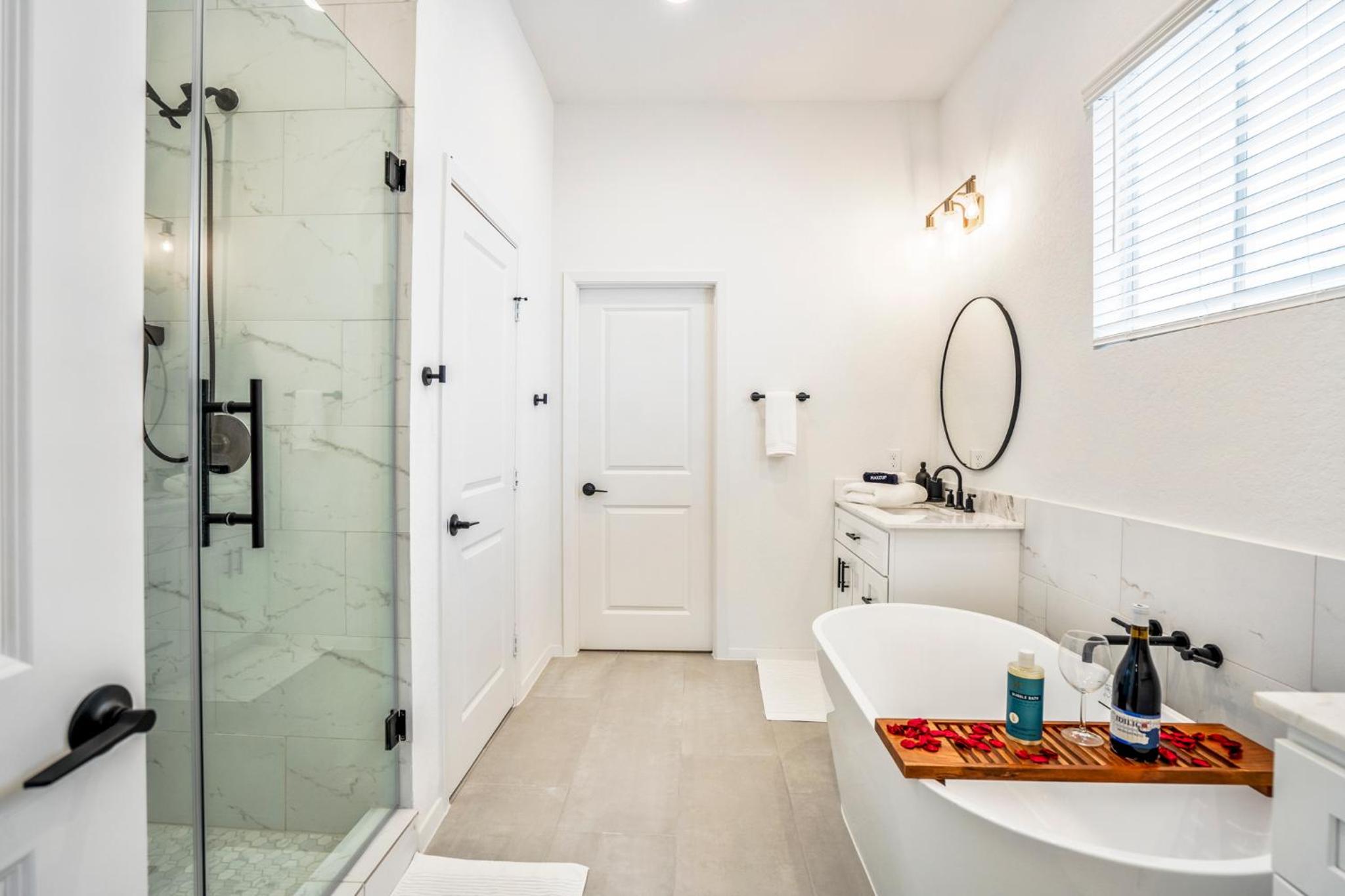 Luxury Gated Home 4bds 3 full baths 5 TVs King 7min to Downtown view 4