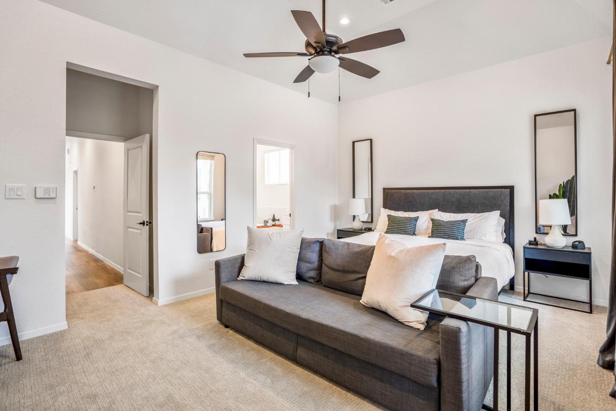 Luxury Gated Home 4bds 3 full baths 5 TVs King 7min to Downtown view 3