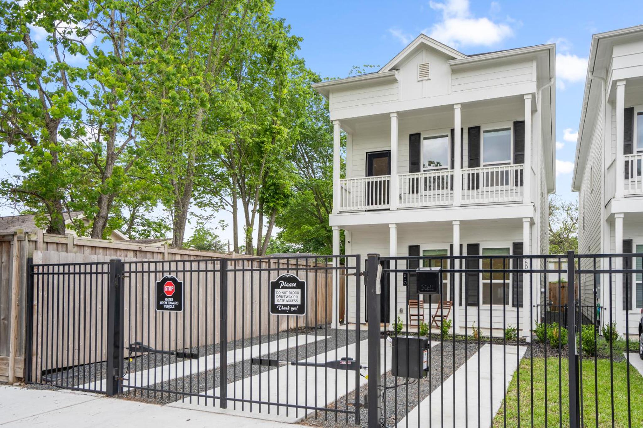 Luxury Gated Home 4bds 3 full baths 5 TVs King 7min to Downtown view 2