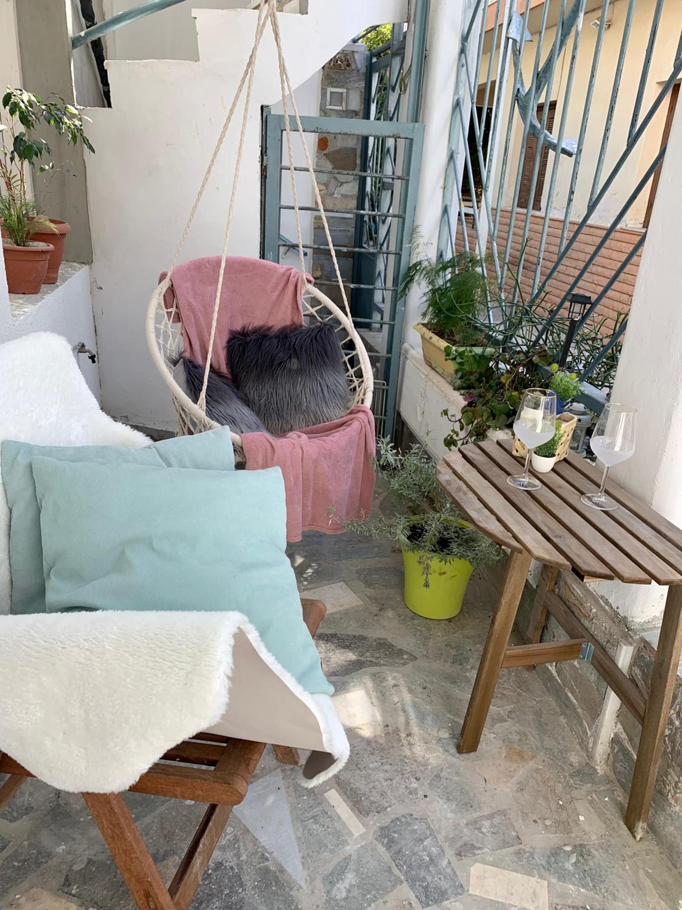 Family friendly, cozy house in Athens view 2