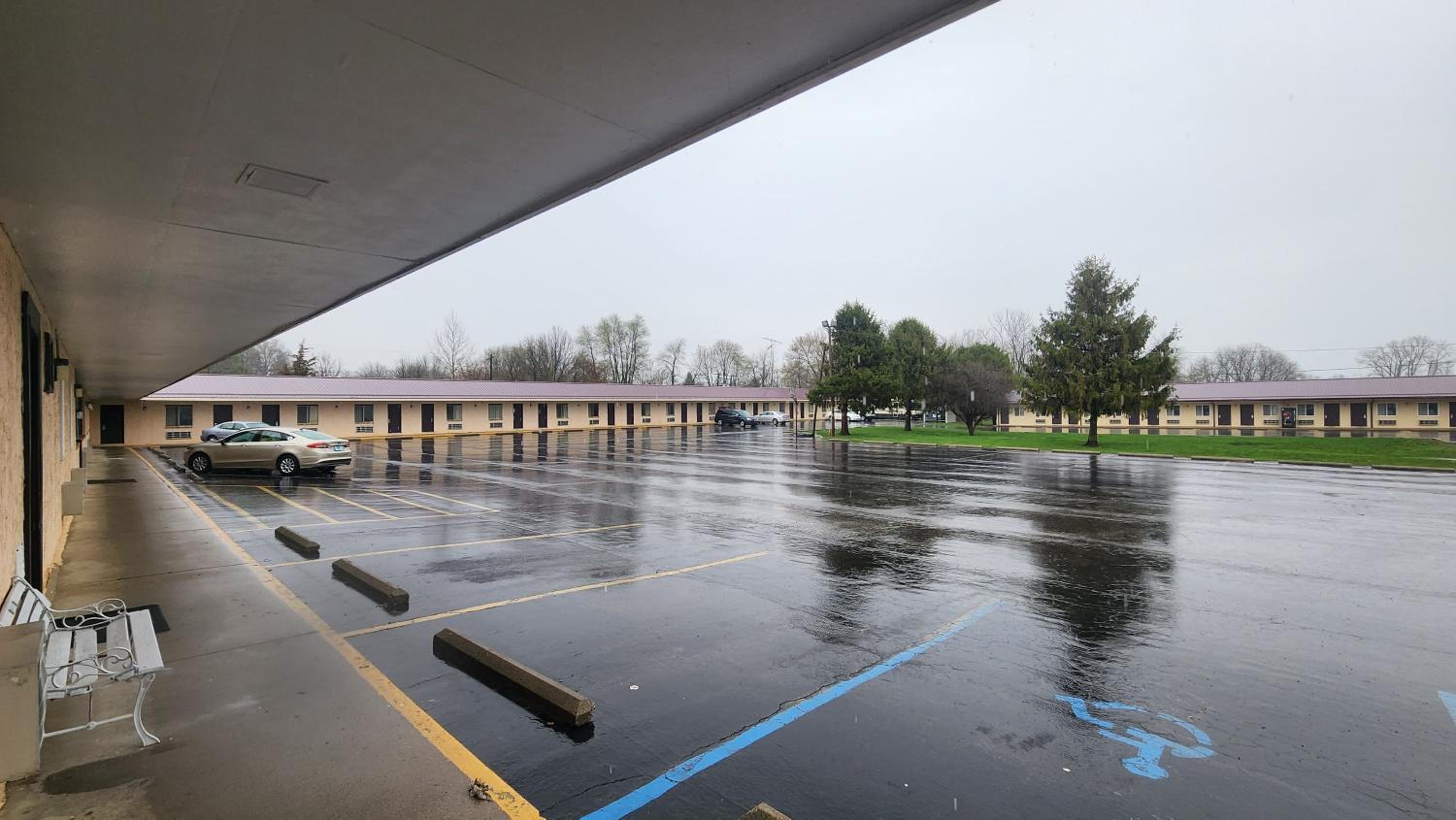 Super 8 by Wyndham Centerville-Richmond view 3