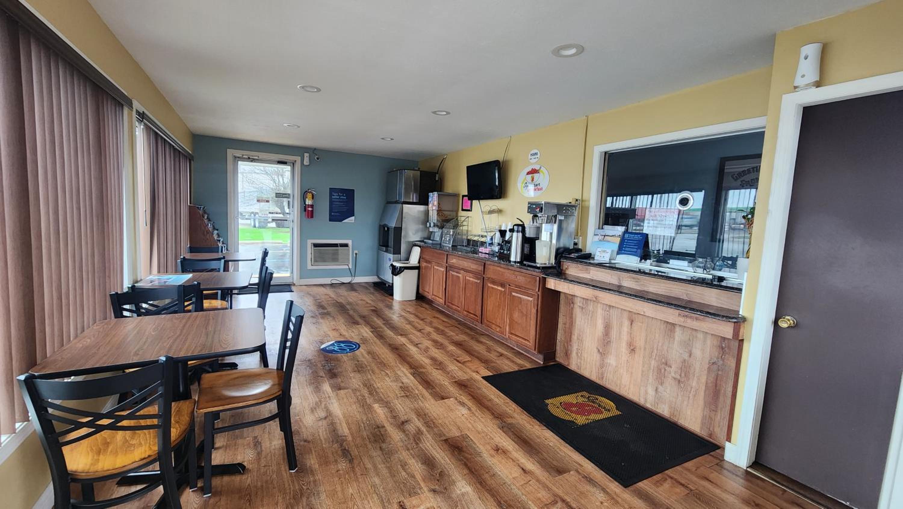 Super 8 by Wyndham Centerville-Richmond view 2