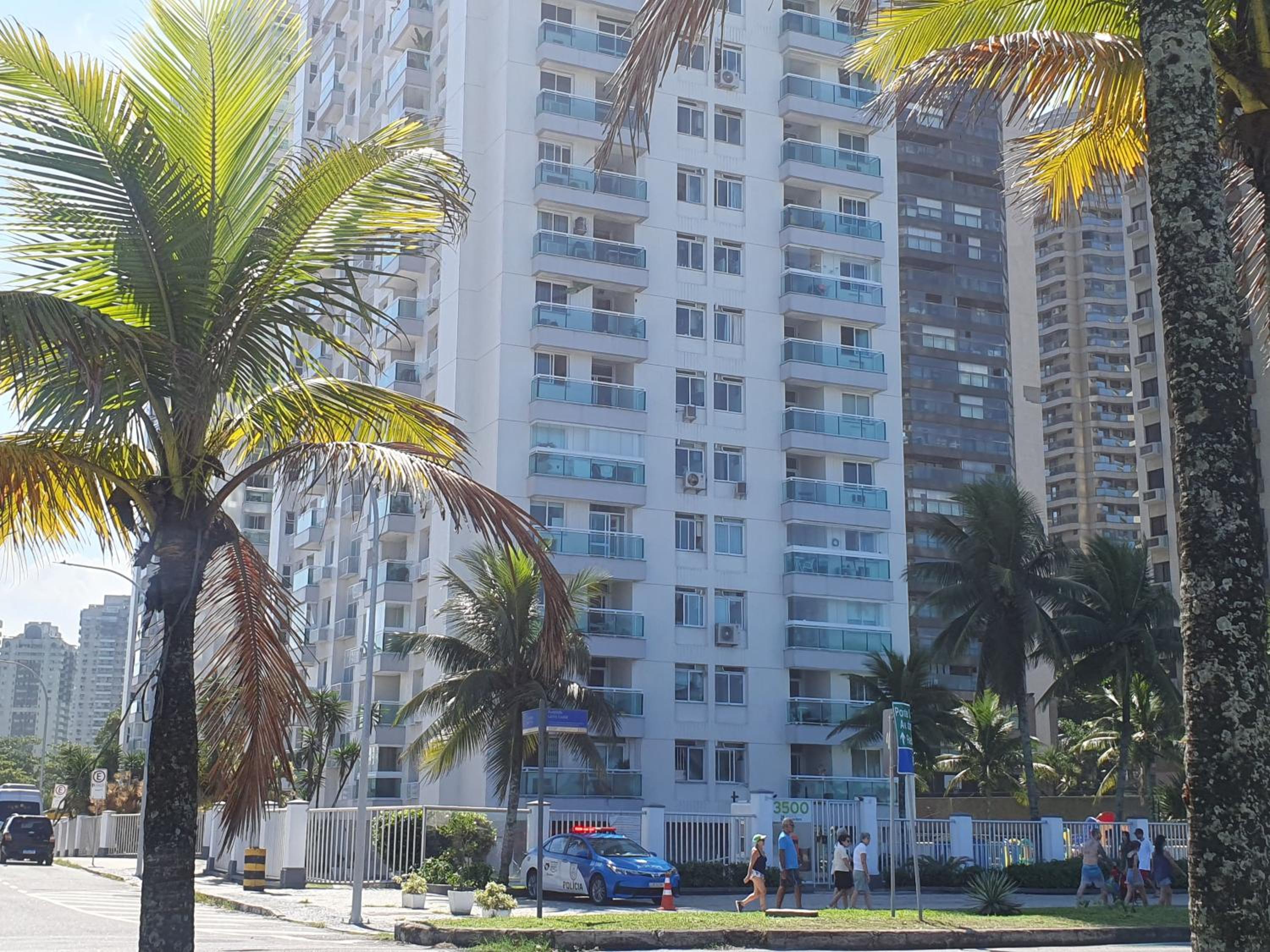 APTO VISTA MAR e PÉ NA AREIA DA BARRA DA TIJUCA