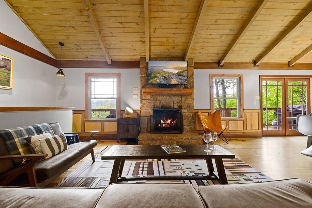 Chic private cabin w/ epic views & amenities! view 3