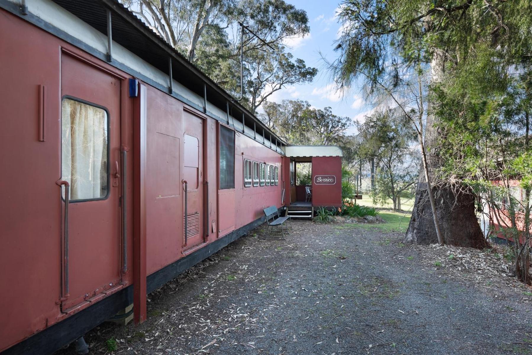 Carriageway Retreat - Unique Red Rattler Carriages and Units