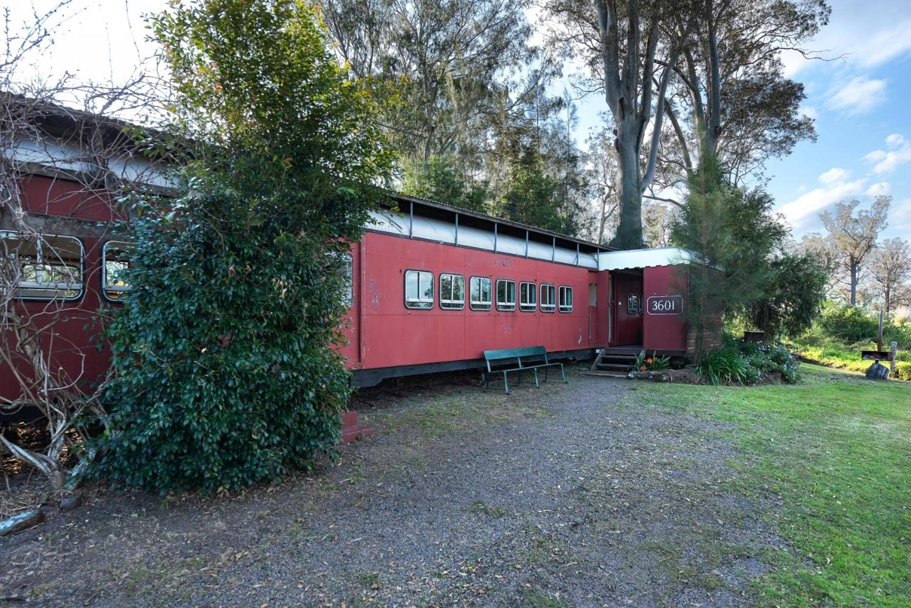 Carriageway Retreat - Unique Red Rattler Carriages and Units