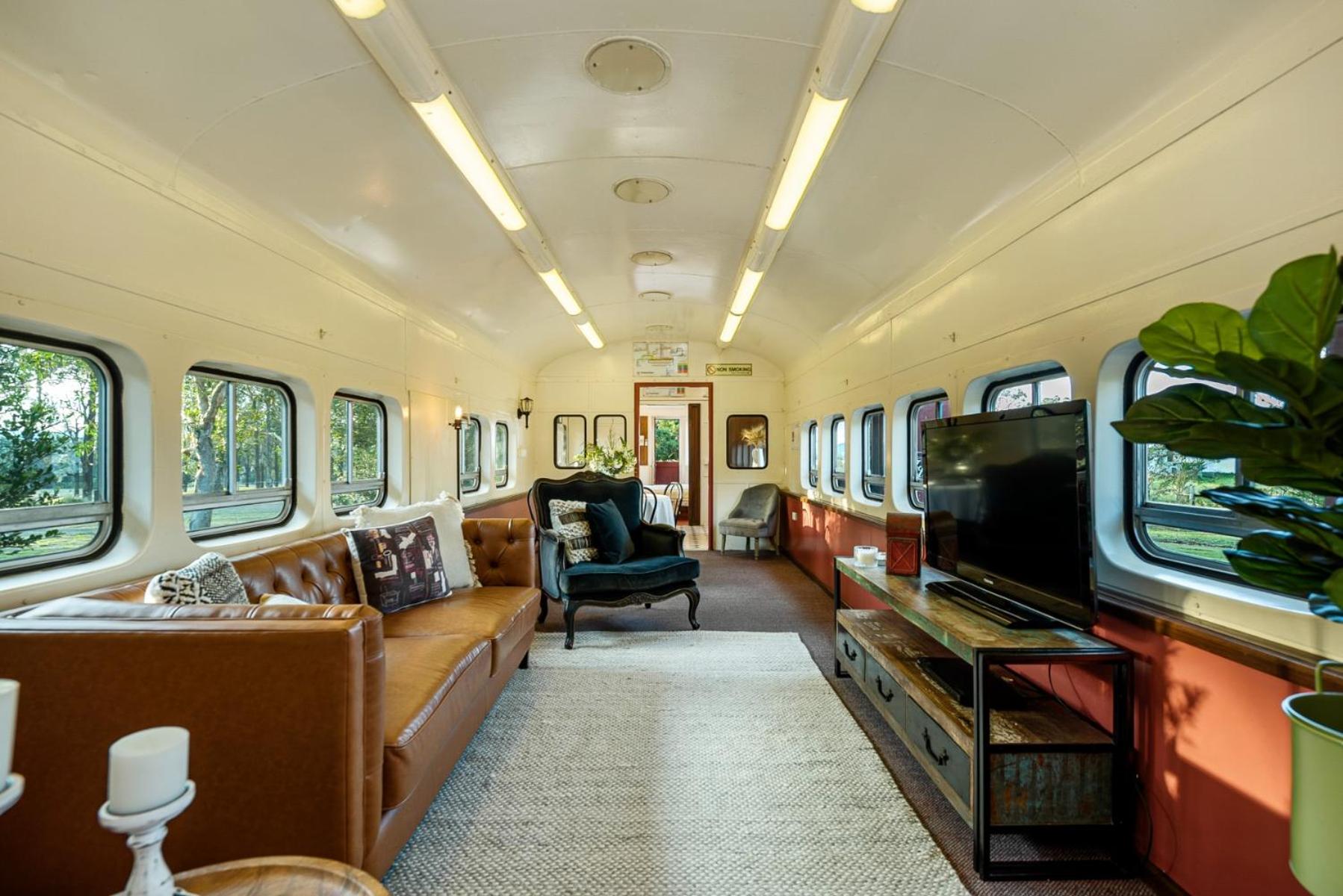 Carriageway Retreat - Unique Red Rattler Carriages and Units