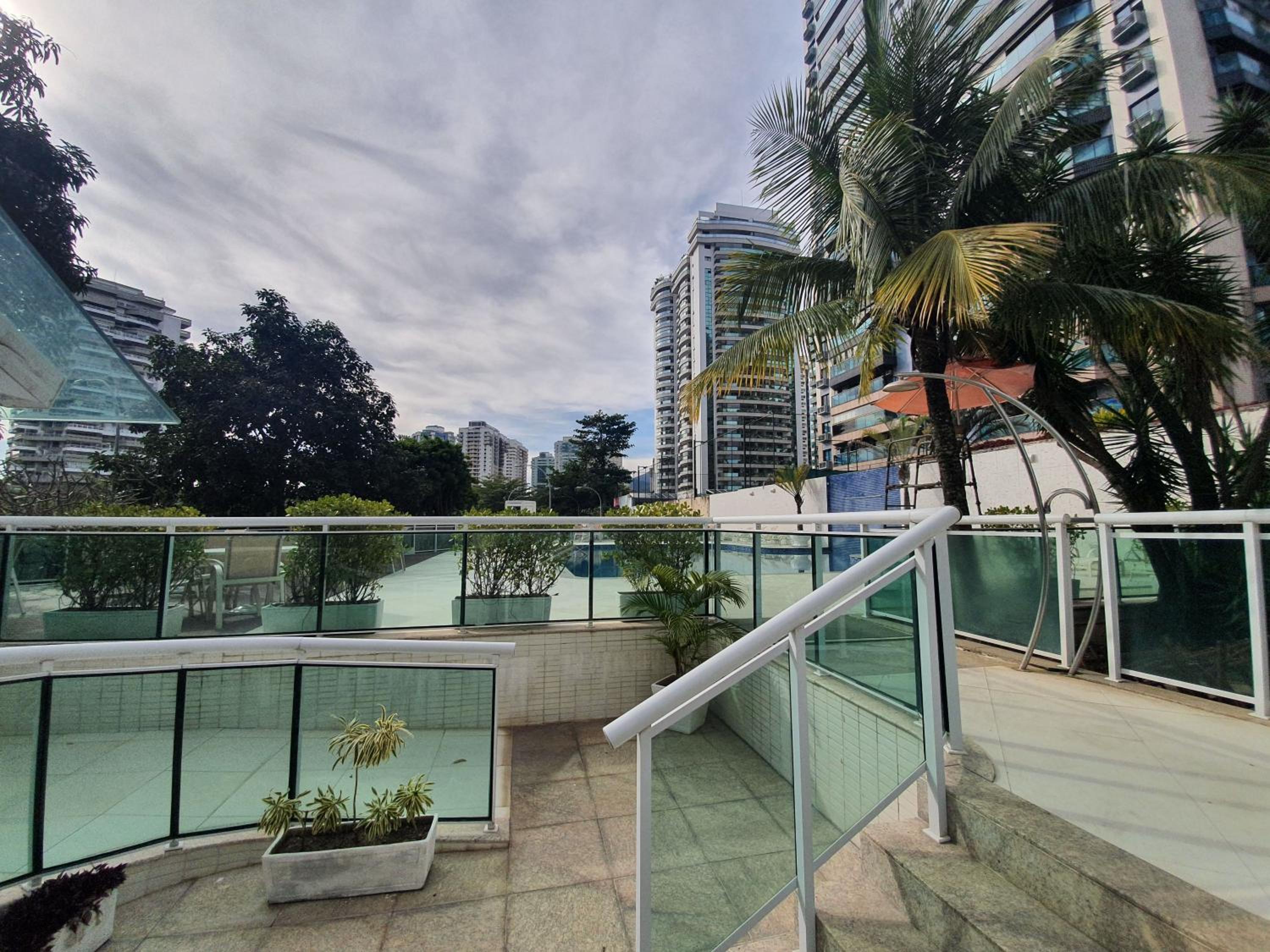 APTO VISTA MAR e PÉ NA AREIA DA BARRA DA TIJUCA