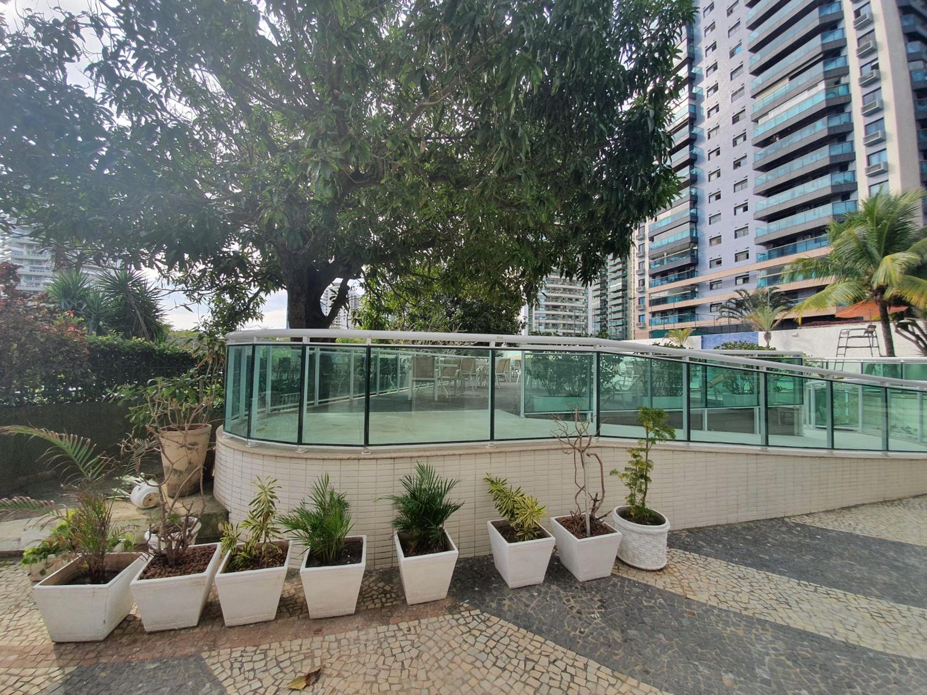 APTO VISTA MAR e PÉ NA AREIA DA BARRA DA TIJUCA