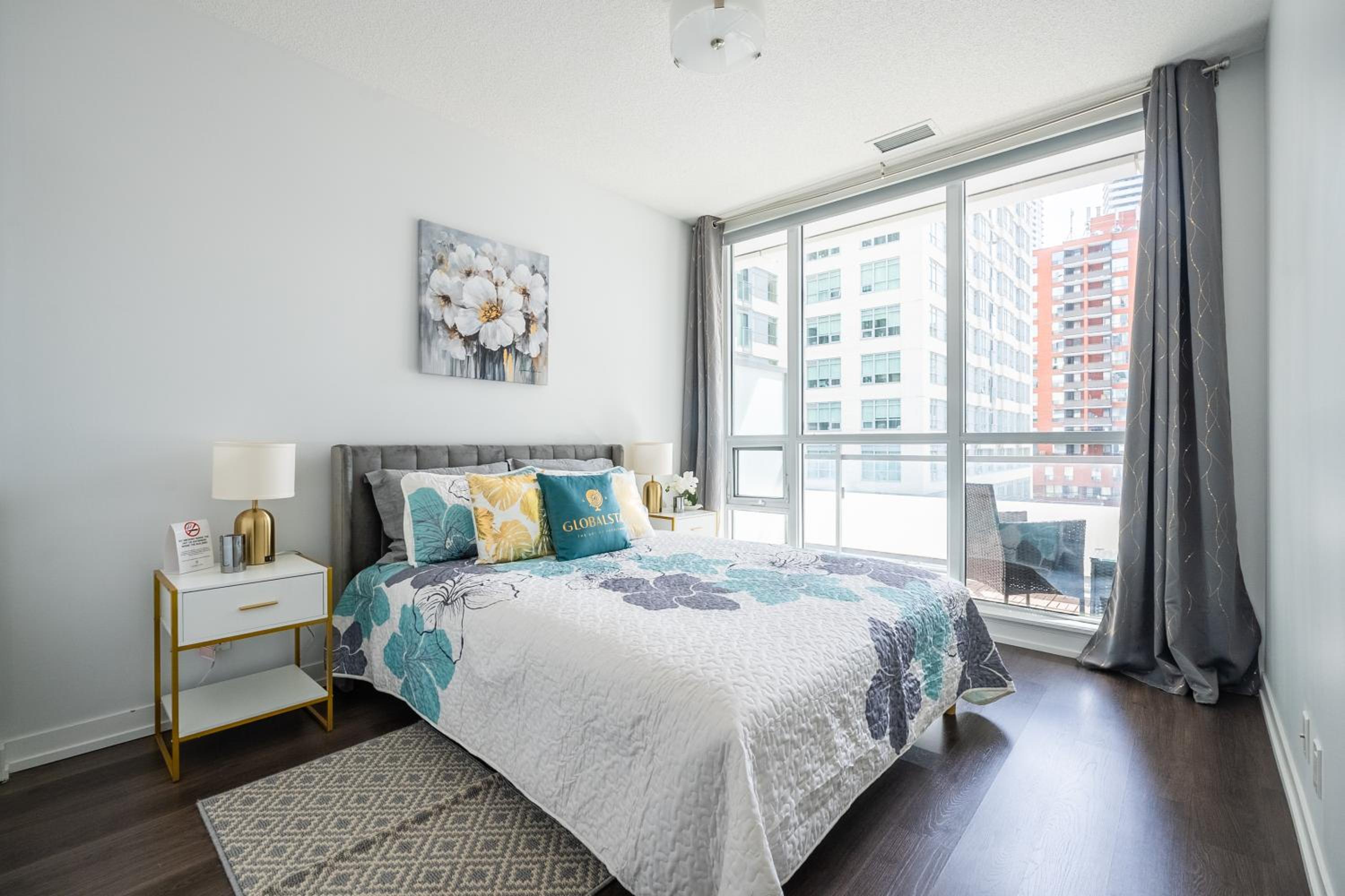 Modern Lillian St Apartments by GLOBALSTAY — Toronto