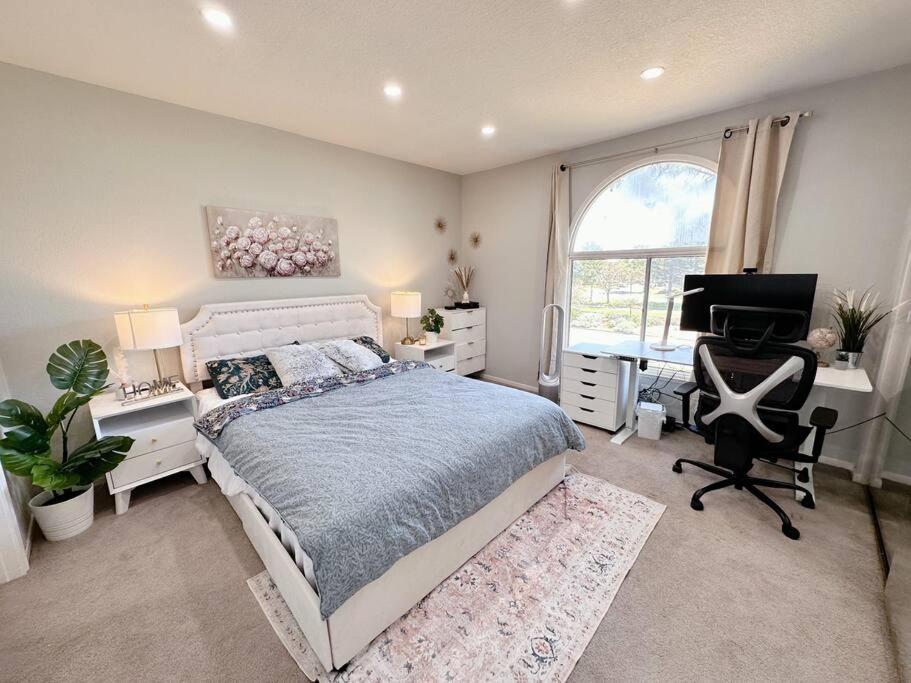 Luxurious 2-bedrooms in Redwood + free parking view 3