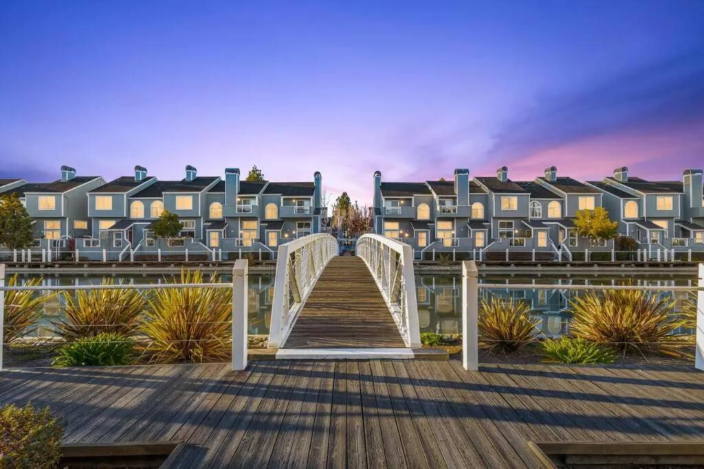 Luxurious 2-bedrooms in Redwood + free parking view 4