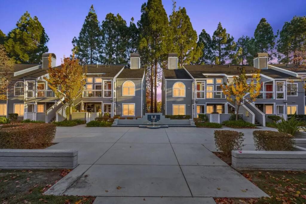 Luxurious 2-bedrooms in Redwood + free parking view 5