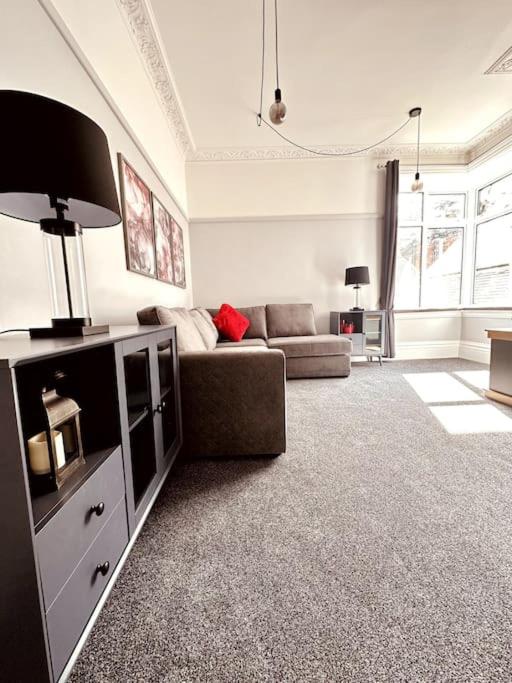 The Retreat - Large Luxury Apartment, Two Mins From Beach view 3