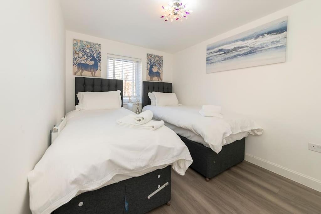 Greenfield's Marlborough Grove Modern 3 - Bedroom Home, Langley view 2