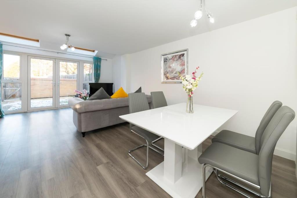 Greenfield's Marlborough Grove Modern 3 - Bedroom Home, Langley view 5