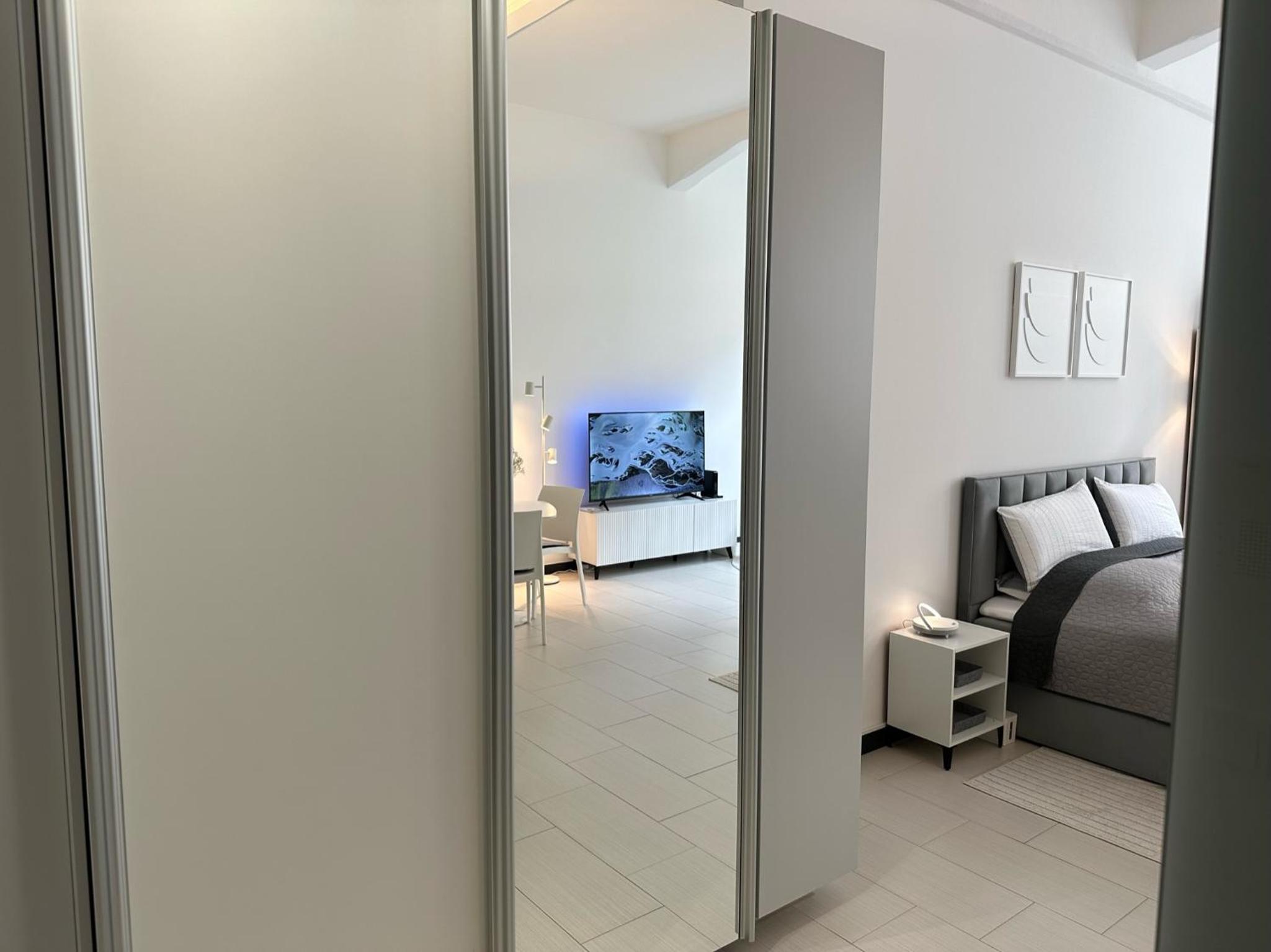 MEOS 2 -Zentrum-Parkplatz-Hofblick-Gym-Netflix