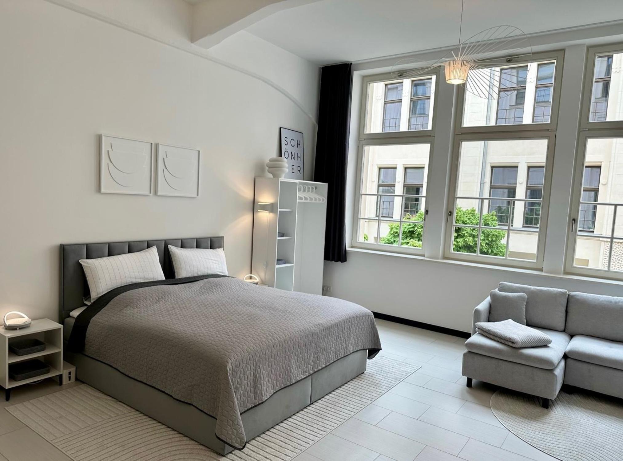 MEOS 2 -Zentrum-Parkplatz-Hofblick-Gym-Netflix