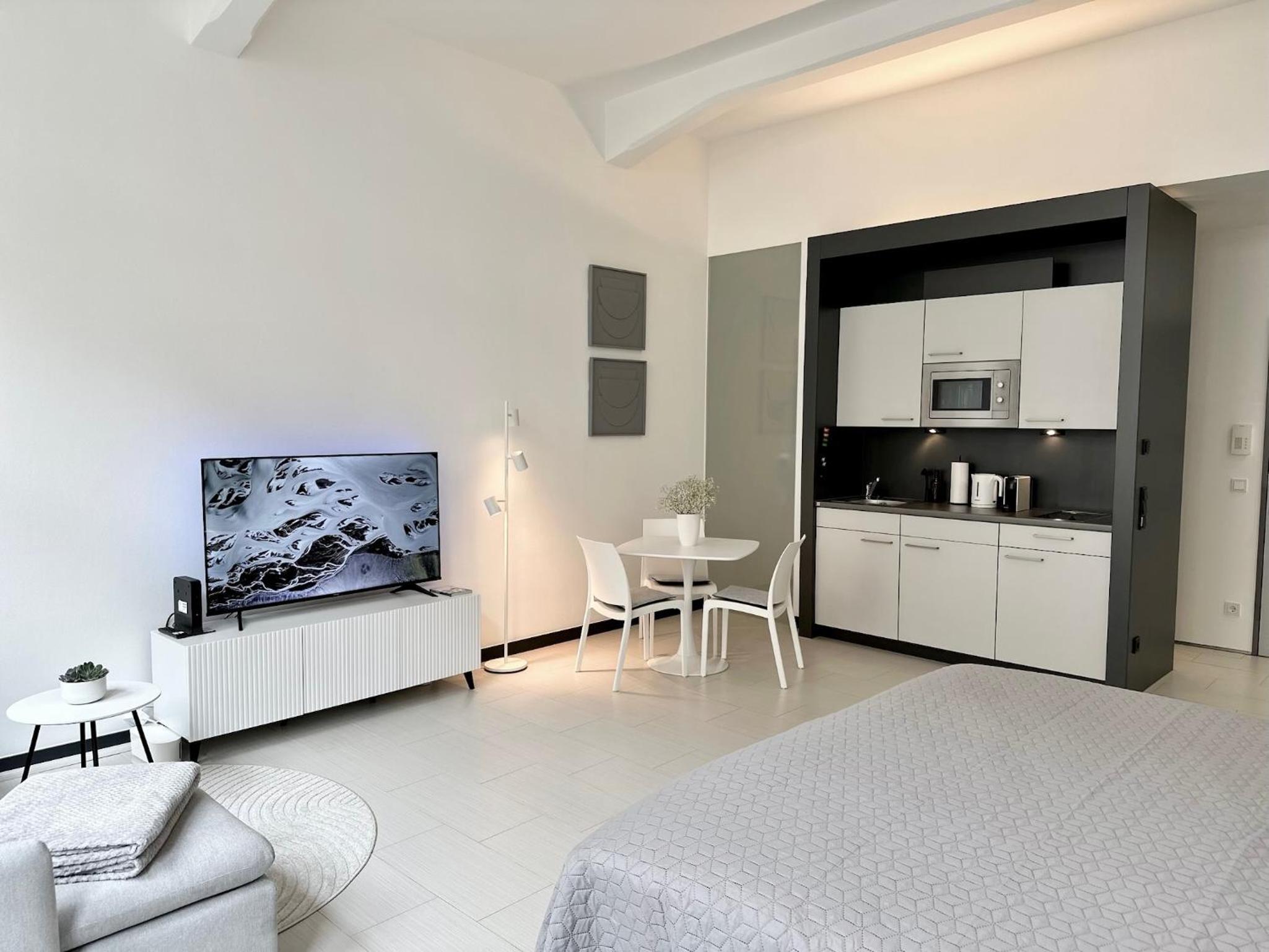 MEOS 2 -Zentrum-Parkplatz-Hofblick-Gym-Netflix