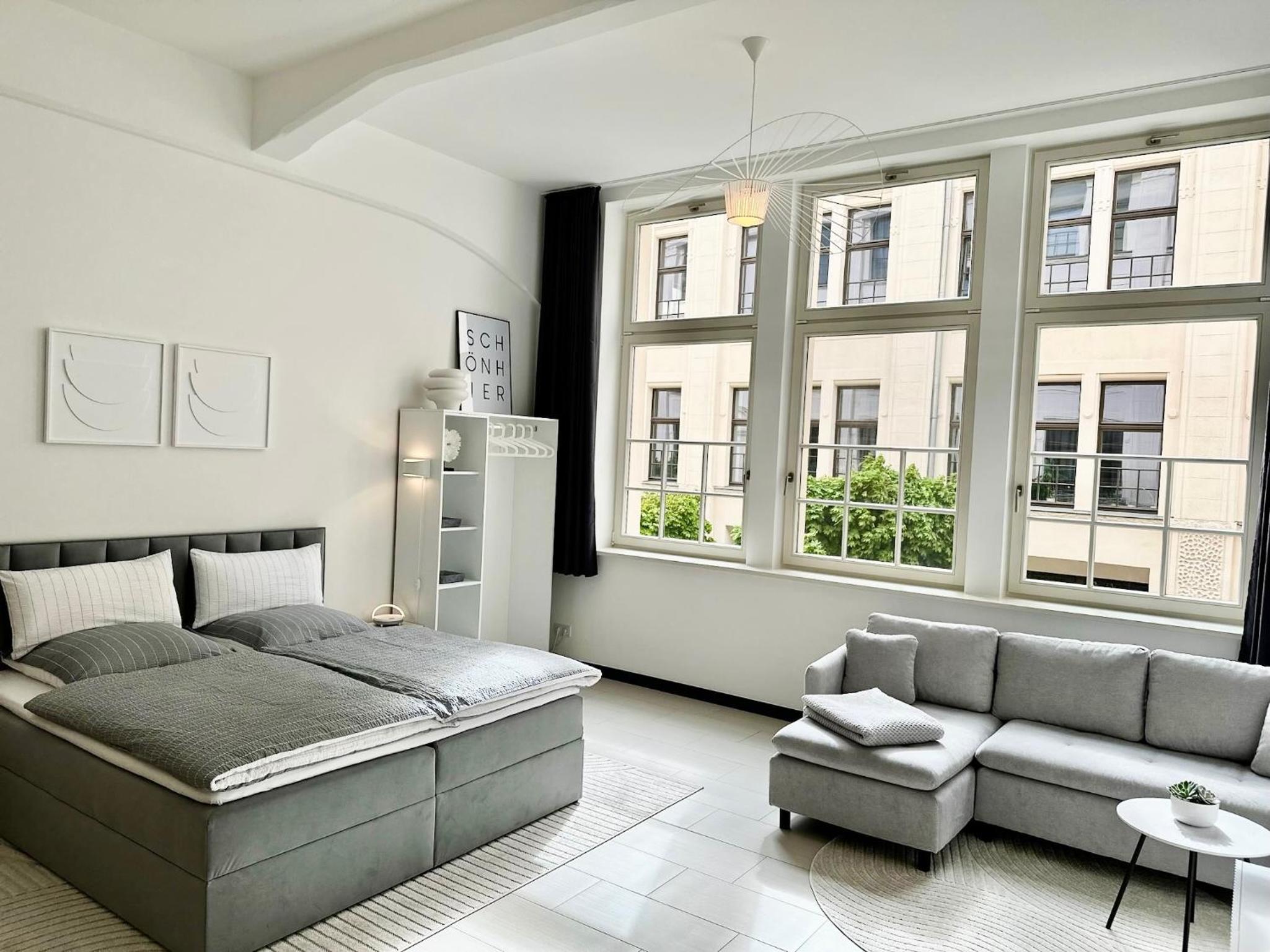 MEOS 2 -Zentrum-Parkplatz-Hofblick-Gym-Netflix