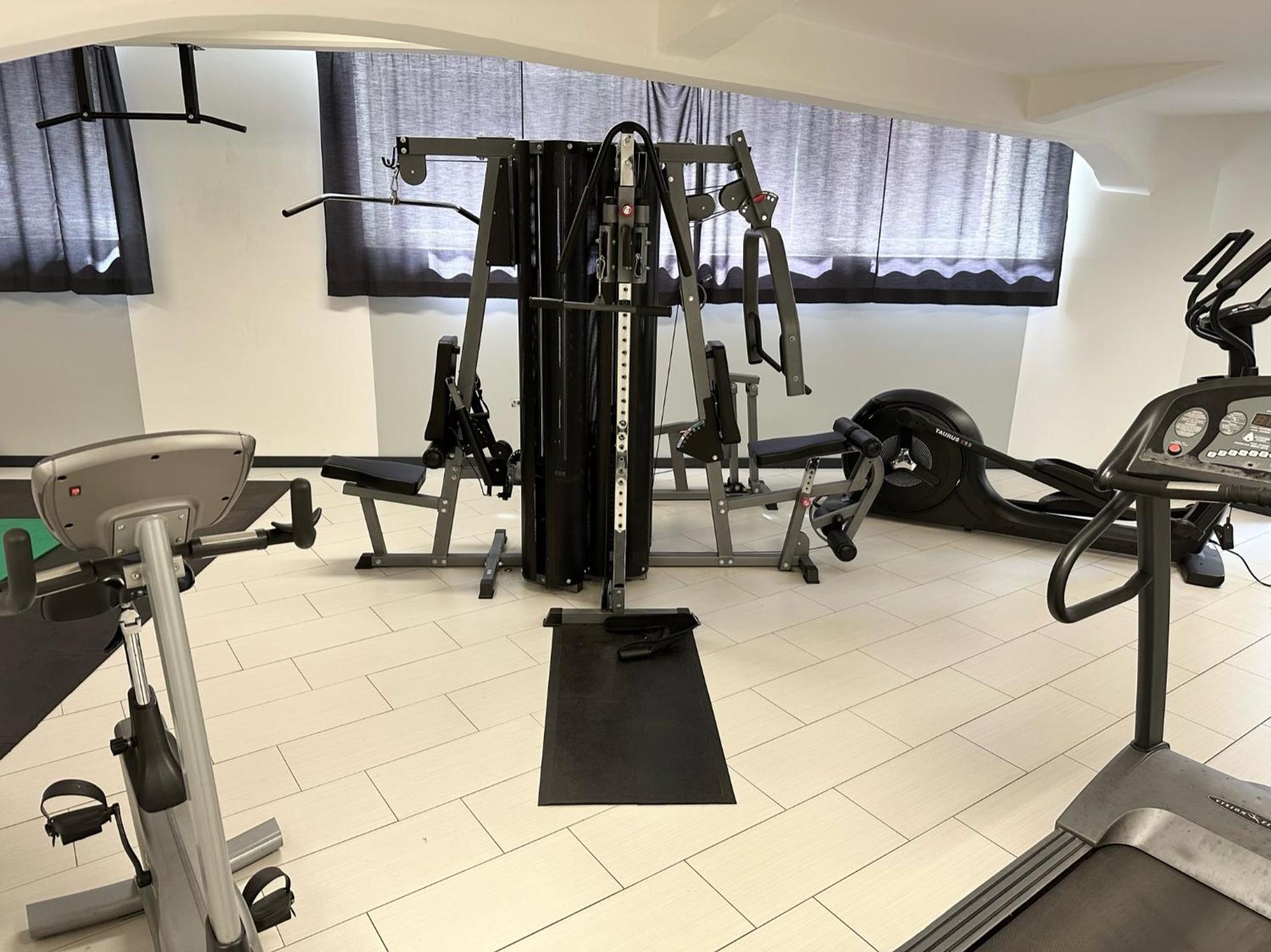 MEOS 2 -Zentrum-Parkplatz-Hofblick-Gym-Netflix