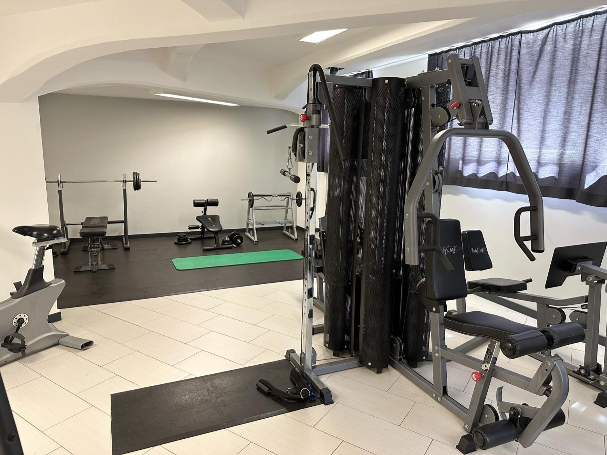 MEOS 2 -Zentrum-Parkplatz-Hofblick-Gym-Netflix