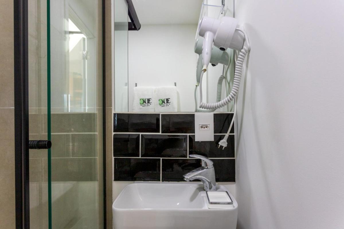 Studio 2113 moderno com maleiro-localizado na rua Oscar Freire1375