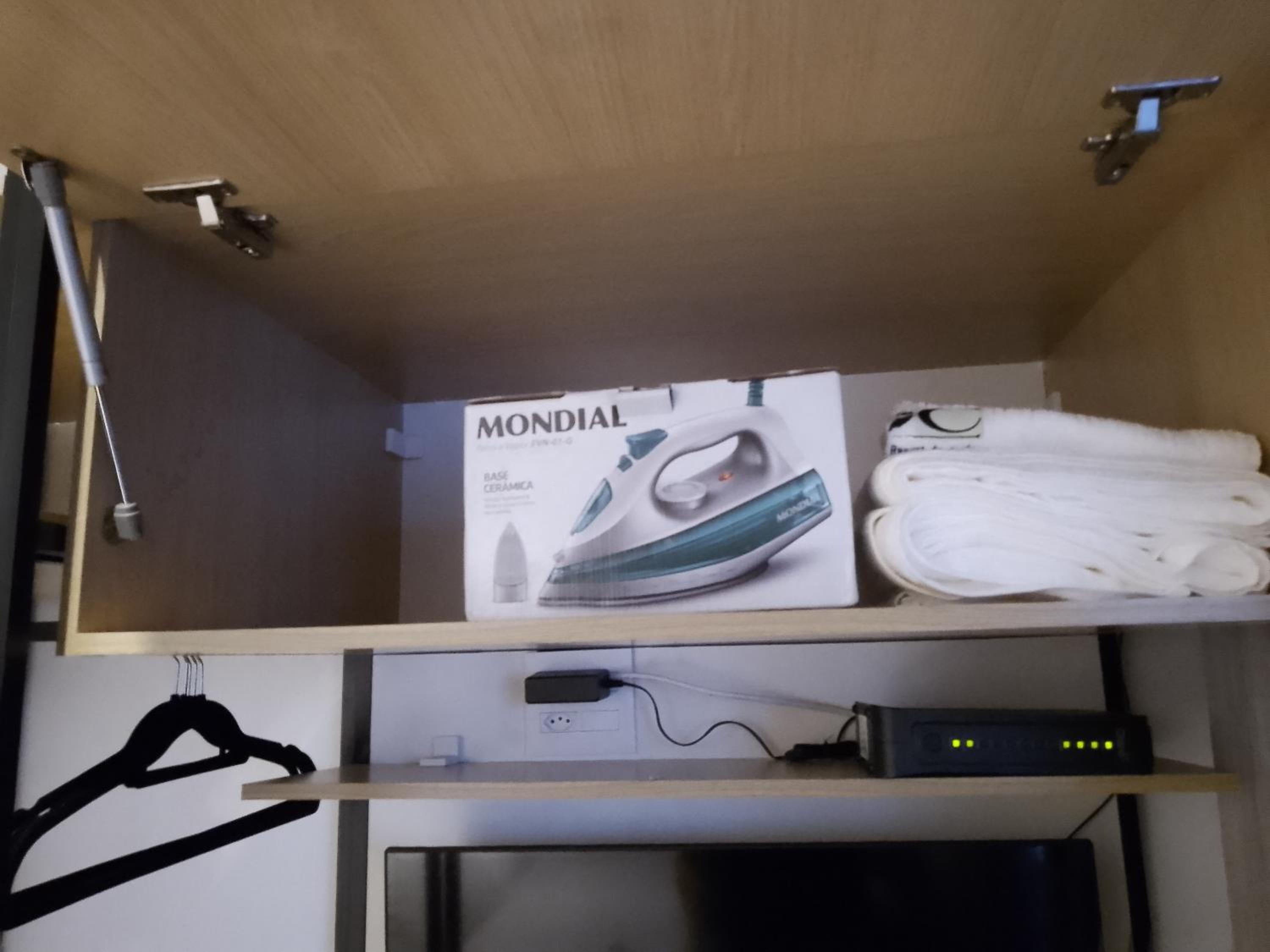 Studio 2113 moderno com maleiro-localizado na rua Oscar Freire1375