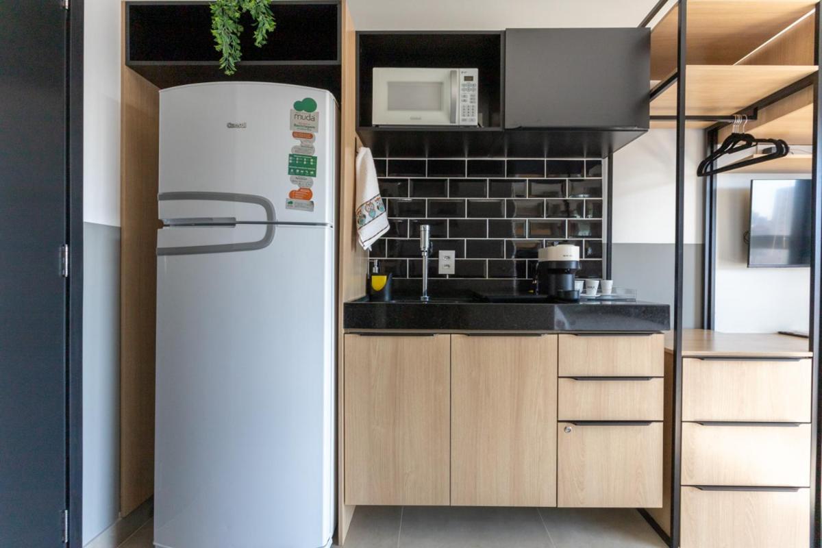 Studio 2113 moderno com maleiro-localizado na rua Oscar Freire1375