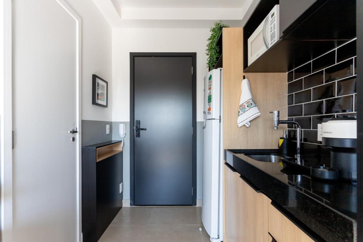 Studio 2113 moderno com maleiro-localizado na rua Oscar Freire1375
