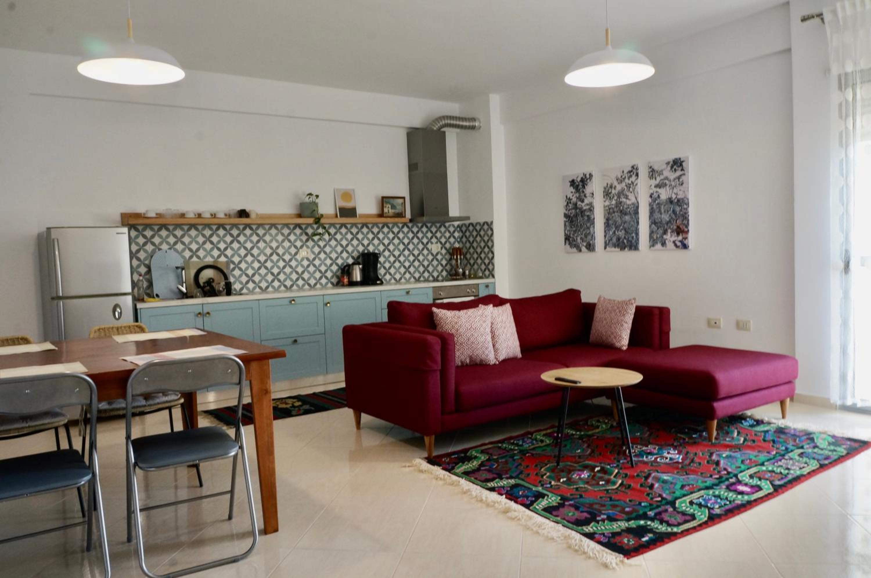Lovely 2 bedroom condo with free parking