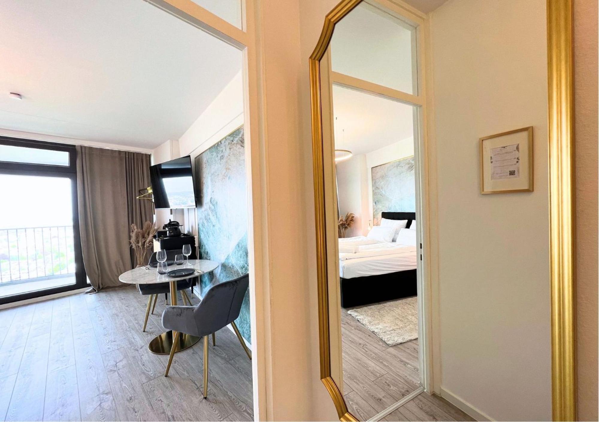 NEW I GREAT CITY VIEW I 32 FLOOR I BOXSPRINGBED and NETFLIX