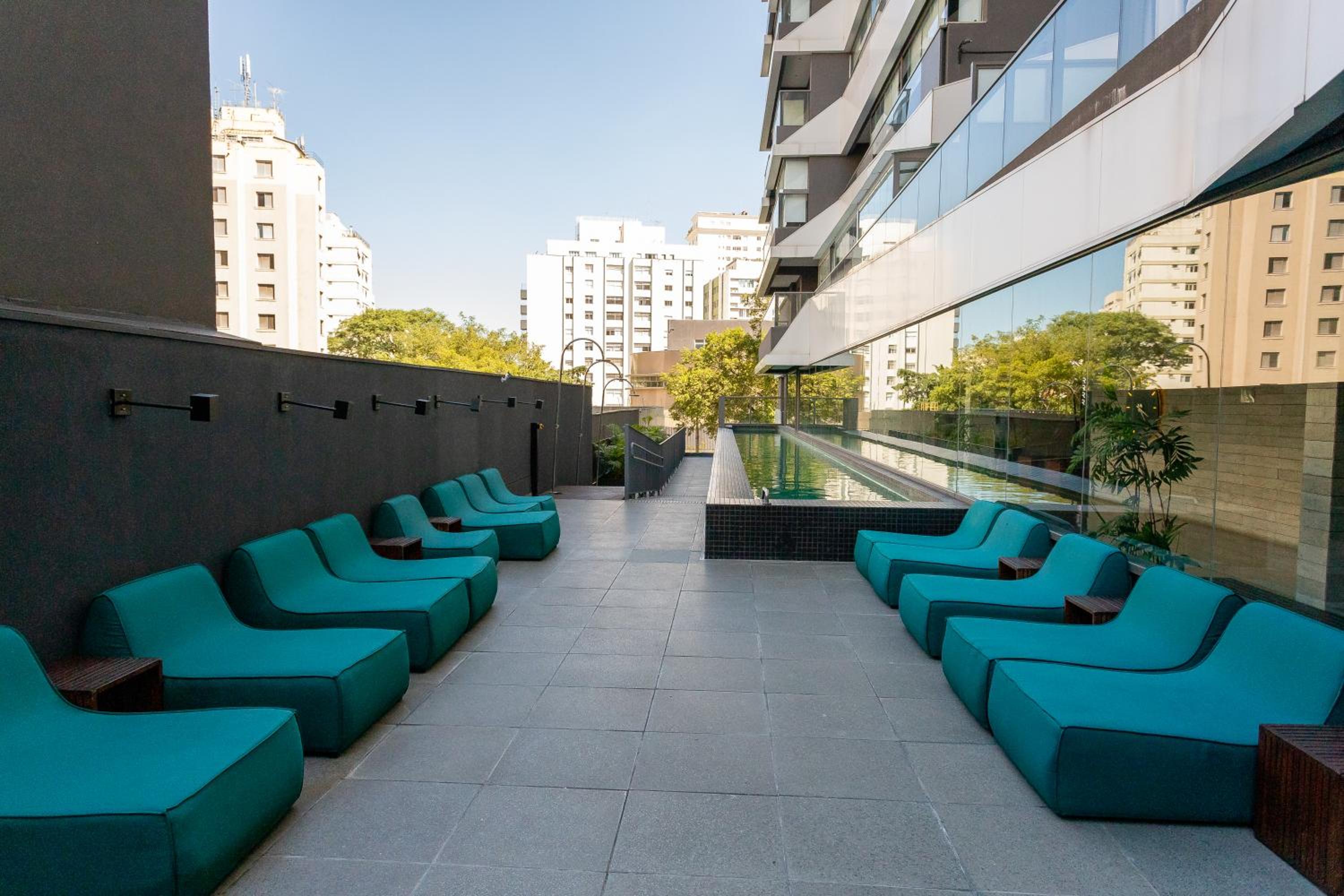 Studio 2113 moderno com maleiro-localizado na rua Oscar Freire1375