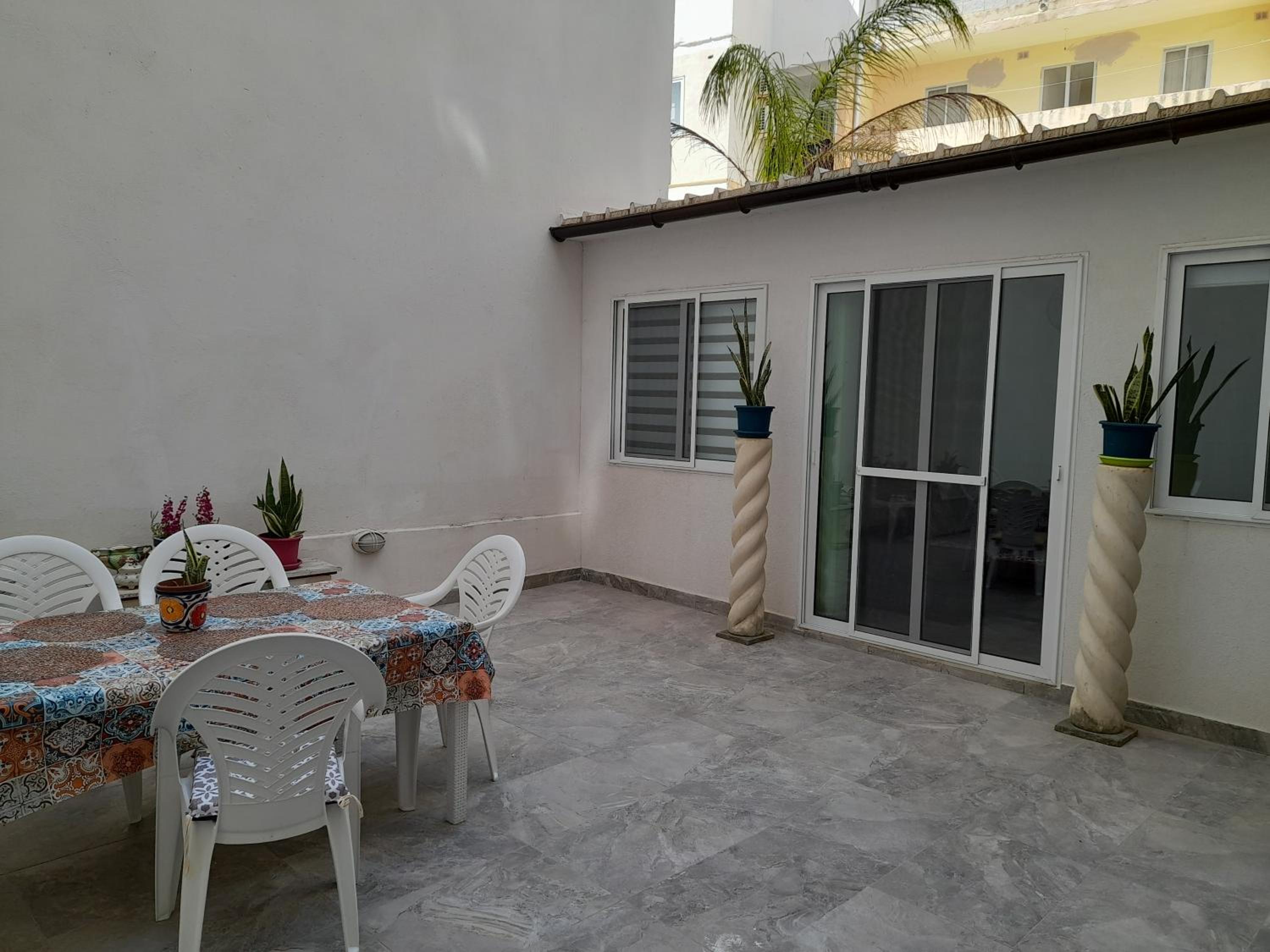 Large, Spacious 3 Bedroom Apt Near the Sea photo 2