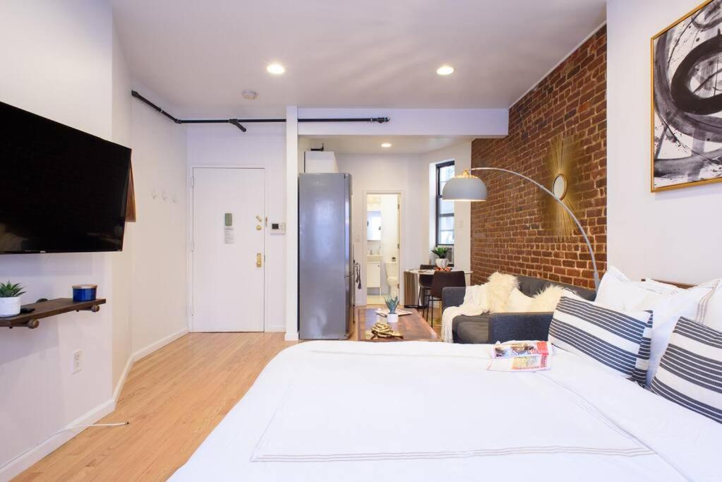 83-3W UES Central Park Newly Furnished XL Studio