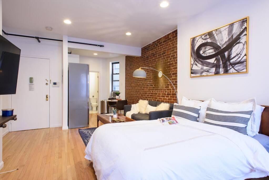 83-3W UES Central Park Newly Furnished XL Studio