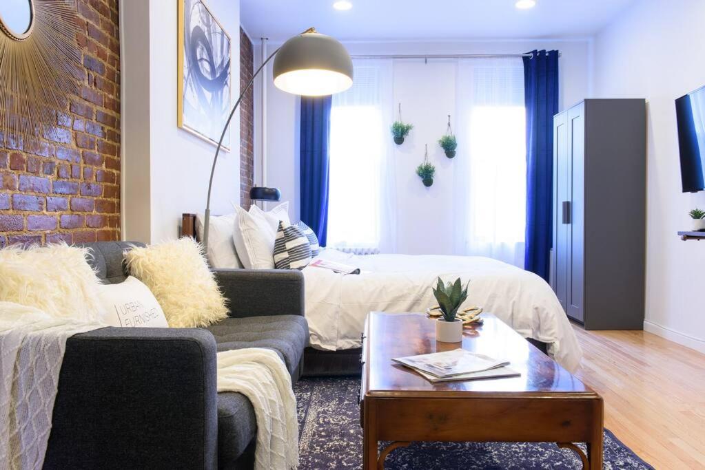 83-3W UES Central Park Newly Furnished XL Studio