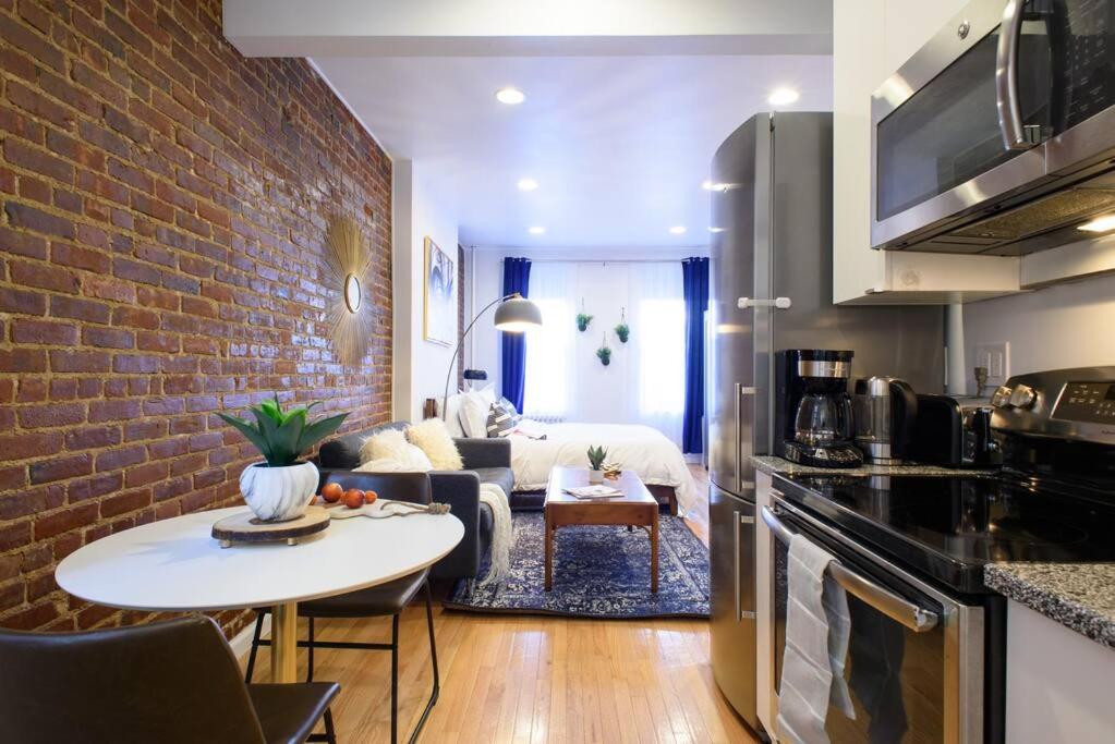 83-3W UES Central Park Newly Furnished XL Studio