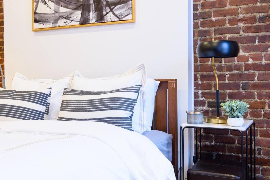 83-3W UES Central Park Newly Furnished XL Studio